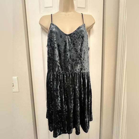 Crushed Velvet Shorts Romper - Picture 3 of 11